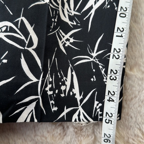 Pendleton | Black & White Leaf Silk Blend Capris - Picture 7 of 12